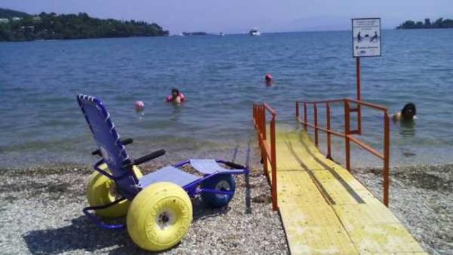 Τρία νέα πλωτά αναπηρικά αμαξίδια θαλάσσης στην Κέρκυρα