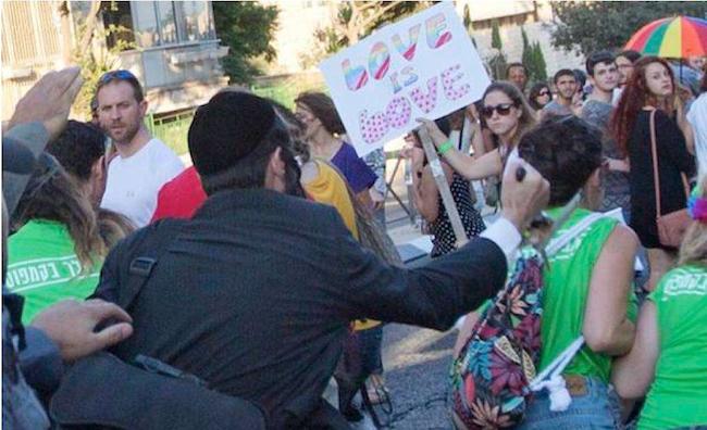 Η σοκαριστική ΦΩΤΟ: Ο Γισάι Σλίσελ, Εβραίος υπερορθόδοξος, καρφώνει το μαχαίρι στον αυχένα της Σίρα Μπάνκι
