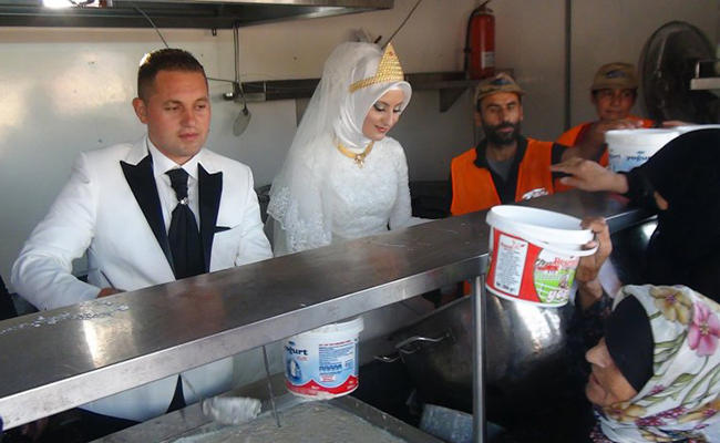 Τουρκία: Νεόνυμφοι προσέφεραν φαγητό σε 4.000 Σύρους πρόσφυγες