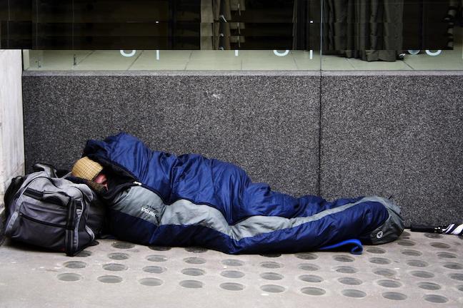 Αγγλία: Απαγορεύεται οι άστεγοι να κοιμούνται σε σκηνές!