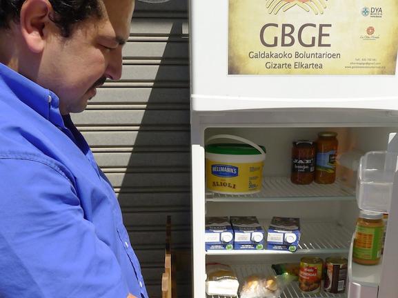 Πόλη εγκατέστησε κοινόχρηστο ψυγείο για τους άστεγους και τη μείωση της σπατάλης τροφίμων