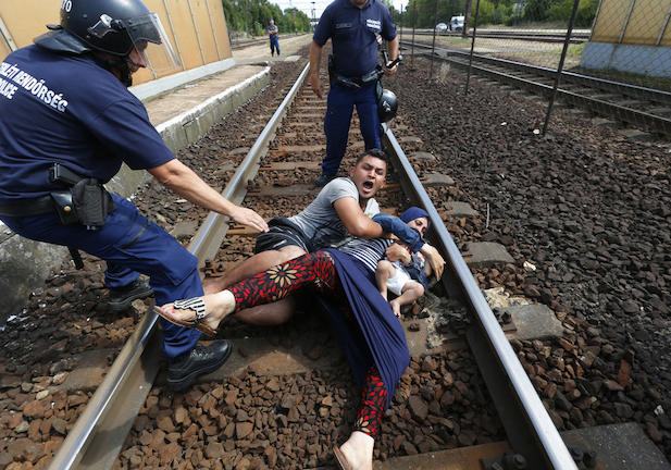 Ουγγαρία: Πρόσφυγες ξάπλωσαν σε γραμμές τρένου, για να μην μεταφερθούν σε καταυλισμό