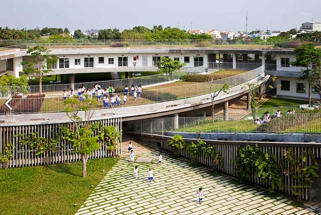 Το σχολείο με την καταπράσινη στέγη που διδάσκει αειφορία (φωτογραφίες)