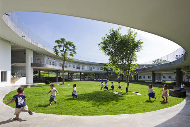 Το σχολείο με την καταπράσινη στέγη που διδάσκει αειφορία (φωτογραφίες)