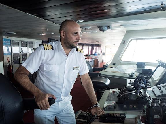 Πλοίαρχος "Ελευθέριος Βενιζέλος" για τους Σύρους πρόσφυγες: "Δεν μας έχουν σκίσει ούτε μισή καρέκλα, δεν έχουν πάρει ούτε για δείγμα ένα ποτήρι ή ένα μαχαίρι"...