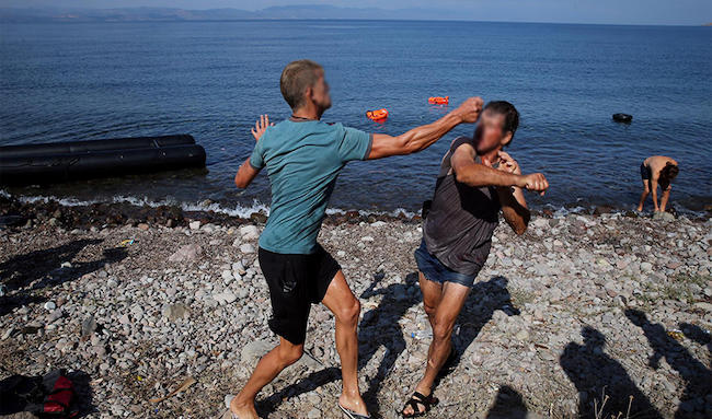 Η φωτο της ντροπής: Δύο Ελληναράδες πλακώνονται στις μπουνιές για το ποιος θα κλέψει τη μηχανή από σκάφος προσφύγων