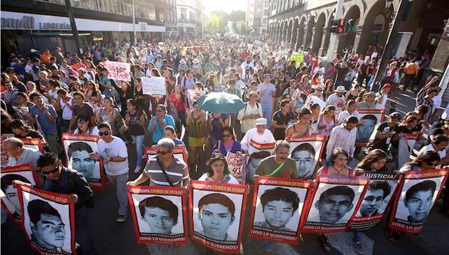 «Τους απήγαγαν ζωντανούς, τους θέλουμε ζωντανούς!» - Διαδηλώσεις στο Μεξικό για την πρώτη επέτειο από την εξαφάνιση των 43 φοιτητών