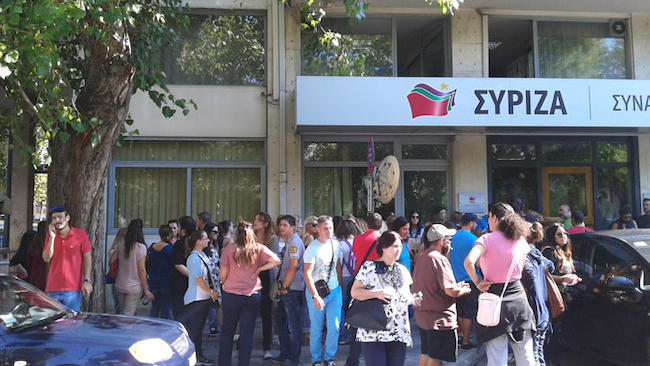 ΒΙΝΤΕΟ: Διαμαρτυρία έξω απο τα γραφεία του ΣΥΡΙΖΑ, "στον αέρα" 256 κοινωνικές δομές αντιμετώπισης της φτώχειας