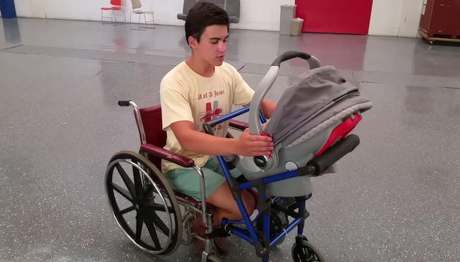 16χρονος σχεδίασε καινοτόμο καρότσι μωρού για να βοηθήσει μαμά με αναπηρία (βίντεο)