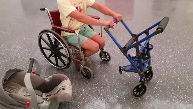 16χρονος σχεδίασε καινοτόμο καρότσι μωρού για να βοηθήσει μαμά με αναπηρία (βίντεο)