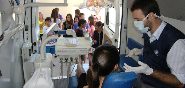 Στο Μαραθώνα η Κινητή Παιδιατρική και Οδοντιατρική Μονάδα των Γιατρών του Κόσμου