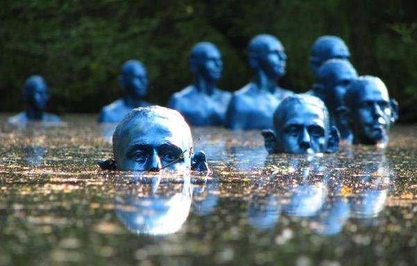 Μπλε άνθρωποι που χάνονται στο νερό