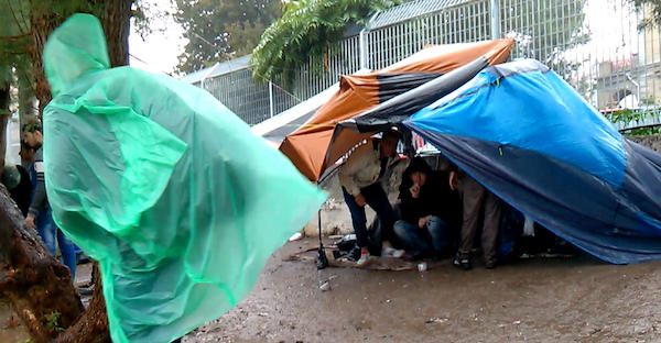 Τρεις πρόσφυγες απέβαλαν περιμένοντας στην ουρά να καταγραφούν