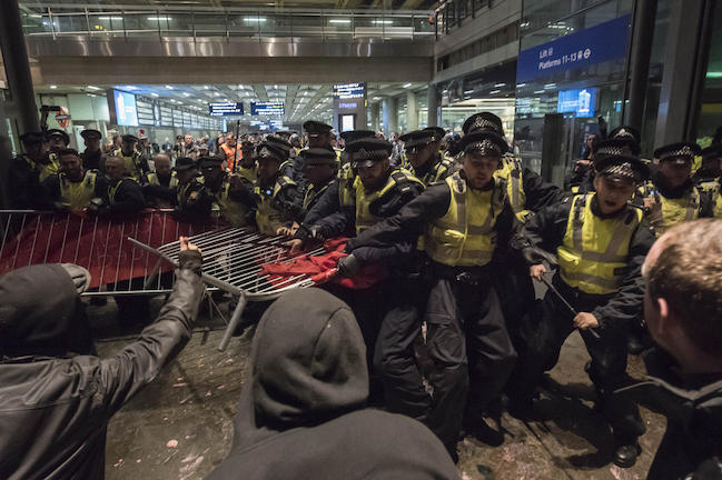 Λονδίνο: Συγκρούσεις αλληλέγγυων στους πρόσφυγες με την αστυνομία (φωτο-βίντεο)