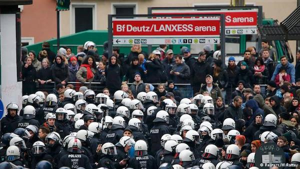ΒΙΝΤΕΟ (Γερμανία): Η αστυνομία επιτίθεται σε αντιφασίστες διαδηλωτές και προστατεύει νεοναζί
