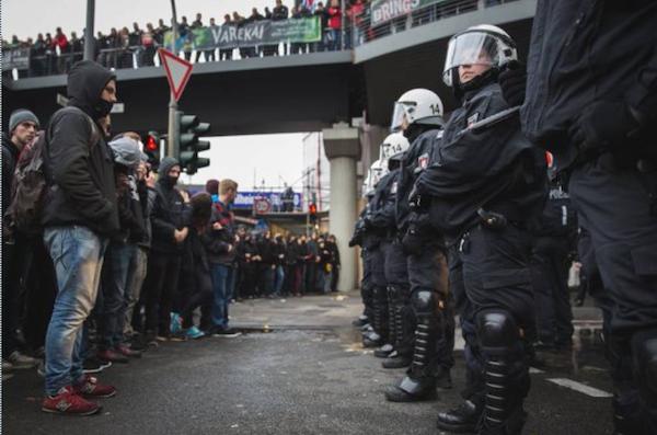 ΒΙΝΤΕΟ (Γερμανία): Η αστυνομία επιτίθεται σε αντιφασίστες διαδηλωτές και προστατεύει νεοναζί