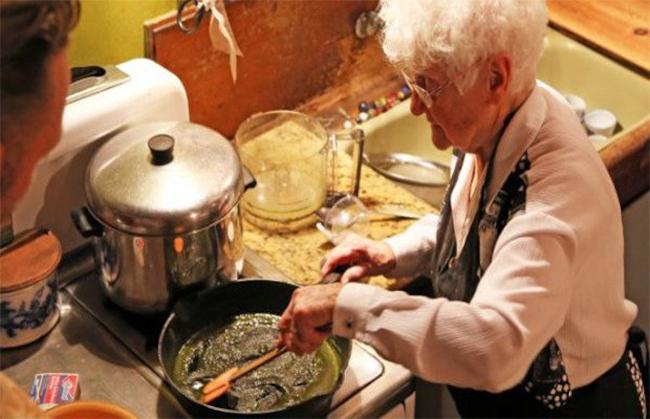 Η 92χρονη "βασίλισσα" της μαγειρικής με θεραπευτική μαριχουάνα που βοηθάει όσους υποφέρουν (βίντεο)