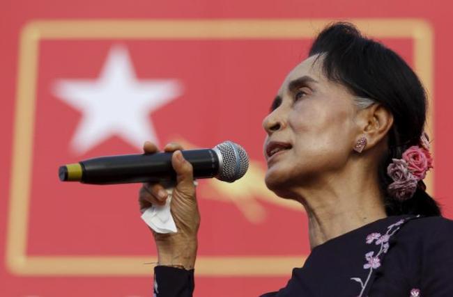 ΒΙΝΤΕΟ: Αυτή είναι η γενναία γυναίκα που πήρε το Νόμπελ Ειρήνης και νίκησε την χούντα της Βιρμανίας