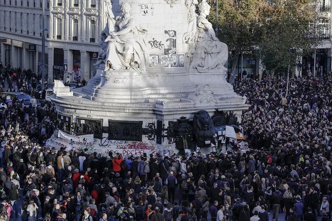 ΒΙΝΤΕΟ: "Όχι στο φόβο"! Μεγάλη διαδήλωση στην Place de la république παρά την απαγόρευση κυκλοφορίας