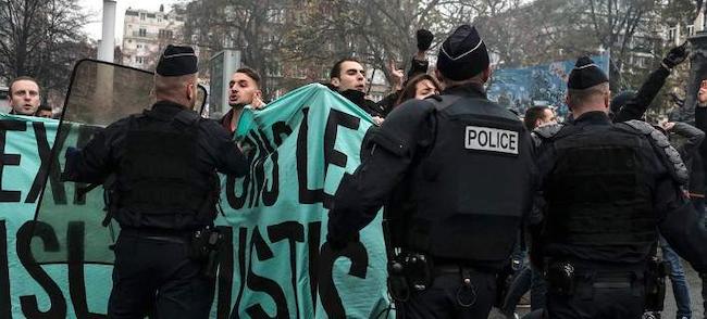 Εικόνες: Κύμα ισλαμοφοβίας στο Παρίσι - Επιθέσεις, διαδηλώσεις και βία