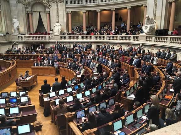 Πορτογαλία ΤΩΡΑ: Στο κοινοβούλιο μόλις υπερψηφίστηκε η τεκνοθεσία από ομόφυλα ζευγάρια!