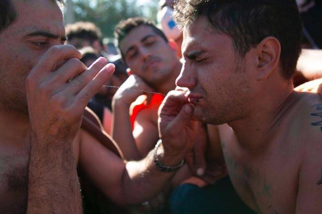 Πρόσφυγες ράβουν τα στόματα τους ως ένδειξη διαμαρτυρίας (ΦΩΤΟΓΡΑΦΙΕΣ+ΒΙΝΤΕΟ)