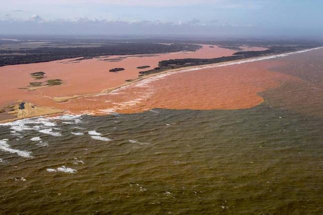 Βραζιλία: Η λάσπη των μεταλλευτικών αποβλήτων έφτασε στη θάλασσα (ΦΩΤΟΓΡΑΦΙΕΣ+ΒΙΝΤΕΟ)