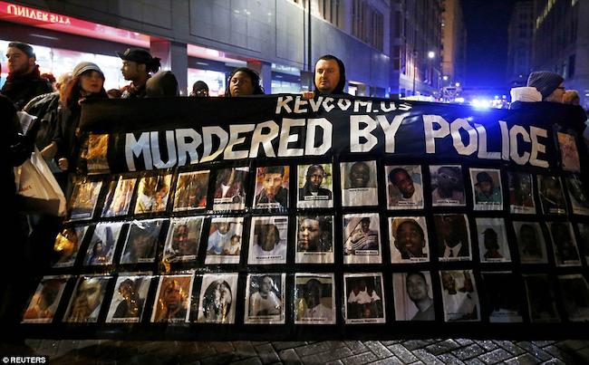 ΗΠΑ: Αστυνομικός πυροβολεί 16 φορές έφηβο αφροαμερικανό (ΒΙΝΤΕΟ)