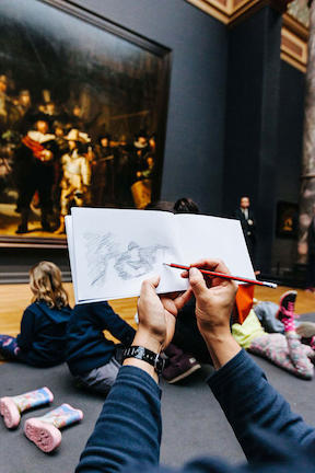 «Μην το βγάλεις φωτογραφία, ζωγράφισε το»: μουσείο απαγορεύει τις κάμερες και επιβάλλει τη ζωγραφική
