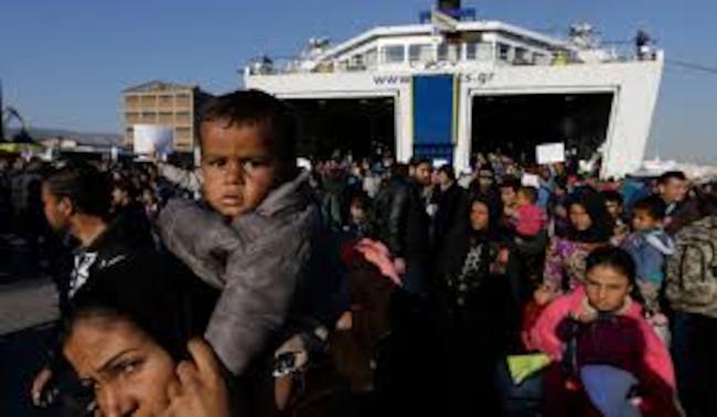 Δύο χιλιάδες επιπλέον πρόσφυγες αποβιβάστηκαν την Πέμπτη στο λιμάνι του Πειραιά