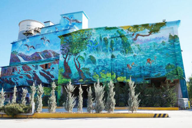 Πολύχρωμα γκράφιτι "έντυσαν" το γκρίζο του ΤΙΤΑΝ