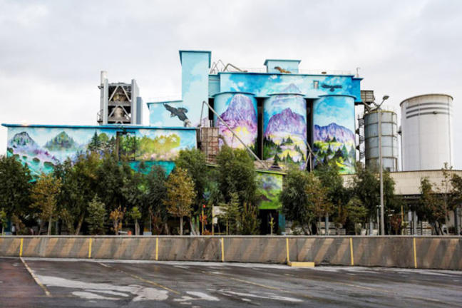 Πολύχρωμα γκράφιτι "έντυσαν" το γκρίζο του ΤΙΤΑΝ