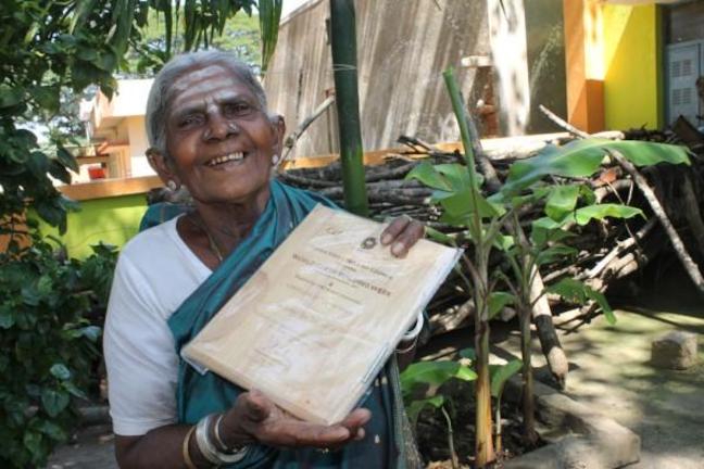 Η Ινδή που δεν κατάφερε να κάνει παιδιά, φυτεύει με τα χέρια της ένα ολόκληρο δάσος