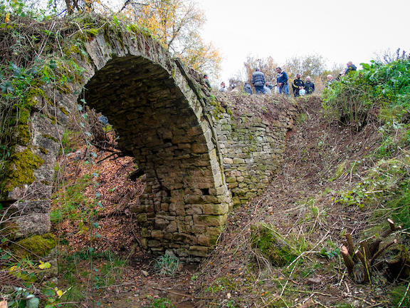 ΦΩΤΟ: Αυθόρμητη κίνηση εθελοντών του διαδικτύου σώζει το πέτρινο μονότοξο γεφύρι του 1800