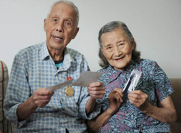 Γιόρτασαν την 70ή επέτειό τους κάνοντας αναπαράσταση του γάμου τους από το 1945 (ΦΩΤΟΓΡΑΦΙΕΣ)