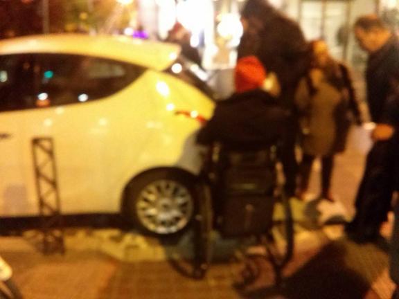 Ακτιβιστές τύλιξαν με ζελατίνα αυτοκίνητα που είχαν παρκάρει σε ράμπες για ΑμεΑ (ΦΩΤΟ)