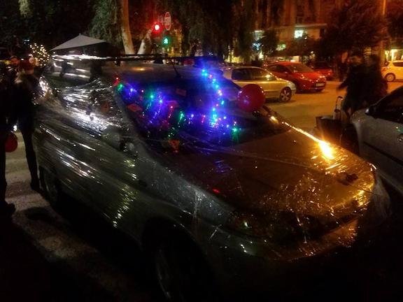 Ακτιβιστές τύλιξαν με ζελατίνα αυτοκίνητα που είχαν παρκάρει σε ράμπες για ΑμεΑ (ΦΩΤΟ)