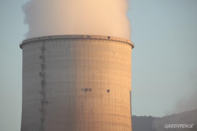 Ακτιβιστές της Greenpeace σκαρφάλωσαν σε πύργο της ΔΕΗ ύψους 130 μέτρων
