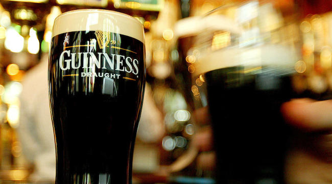 Βάζει φρένο στους μπεκροκανάτες Ιρλανδούς η κυβέρνηση με ελάχιστη τιμή στο αλκοόλ