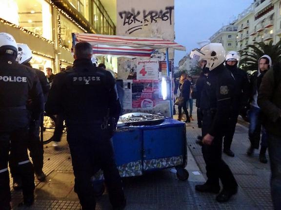 ΦΩΤΟ: Αριστοτέλους και Τσιμισκή, όλη η αστυνομία, συλλαμβάνει τον γνωστό καστανά στη γωνία