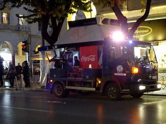 ΦΩΤΟ: Αριστοτέλους και Τσιμισκή, όλη η αστυνομία, συλλαμβάνει τον γνωστό καστανά στη γωνία