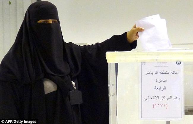 Έπεσε και το τελευταίο οχυρό: Οι γυναίκες ψηφίζουν για πρώτη φορά στην Σαουδική Αραβία - Εξέλεξαν 283 άντρες δημάρχους και μια γυναίκα (ΒΙΝΤΕΟ+ΦΩΤΟ)
