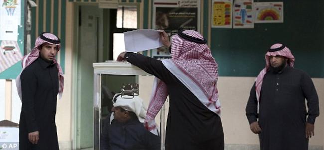 Έπεσε και το τελευταίο οχυρό: Οι γυναίκες ψηφίζουν για πρώτη φορά στην Σαουδική Αραβία - Εξέλεξαν 283 άντρες δημάρχους και μια γυναίκα (ΒΙΝΤΕΟ+ΦΩΤΟ)