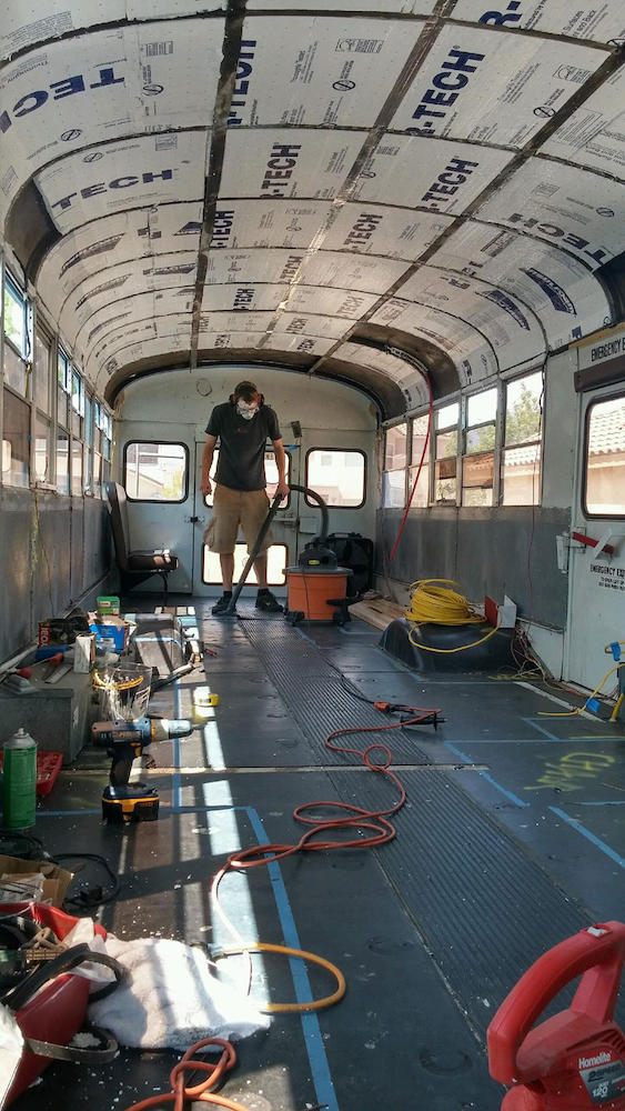 Μπαμπάς και γιος μετατρέπουν παλιό σχολικό λεωφορείο σε ένα υπέροχο σπίτι (ΦΩΤΟ)