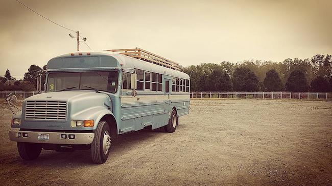 Μπαμπάς και γιος μετατρέπουν παλιό σχολικό λεωφορείο σε ένα υπέροχο σπίτι (ΦΩΤΟ)