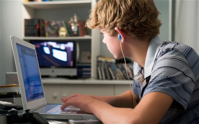 Με γονική συναίνεση η χρήση του διαδικτύου για ανηλίκους κάτω των 16 ετών εξετάζει η Κομισιόν