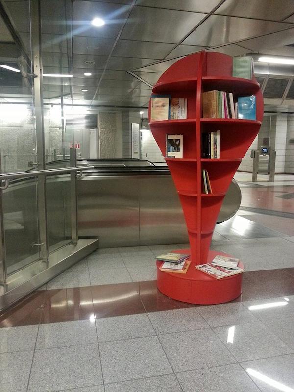Η πρώτη ανταλλακτική βιβλιοθήκη στο μετρό είναι γεγονός!