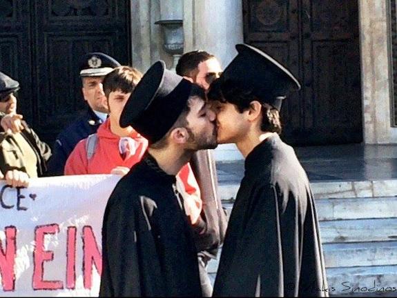 Ακτιβιστές ομοφυλόφιλοι - "παπάδες" φιλιούνται μπροστά στην μητρόπολη των Αθηνών