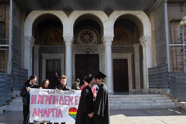Ακτιβιστές ομοφυλόφιλοι - "παπάδες" φιλιούνται μπροστά στην μητρόπολη των Αθηνών