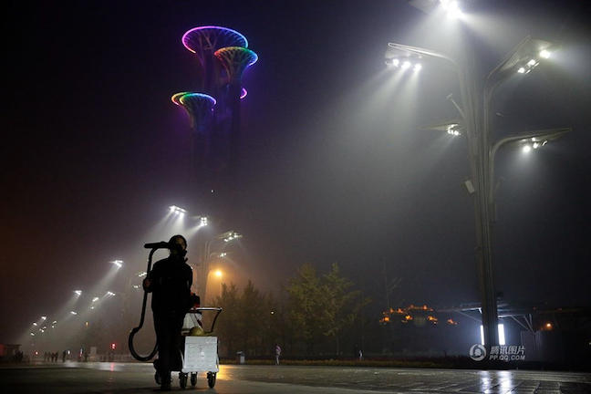 Ακτιβιστής μετατρέπει με μια ηλεκτρική σκούπα τον μολυσμένο αέρα του Πεκίνου σε τούβλο! (φωτογραφίες)